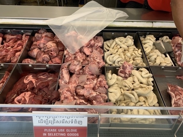 Pig hearts and uteri in the meat fridge